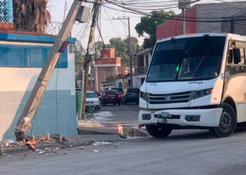 Camión de personal choca con un poste