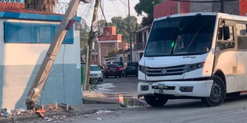 Camión de personal choca con un poste