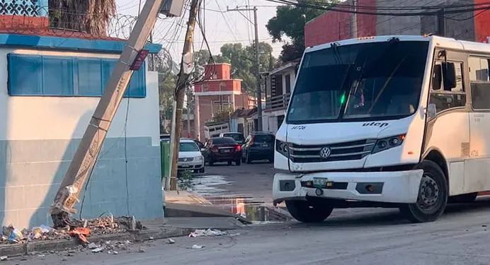 Camión de personal choca con un poste