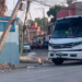 Camión de personal choca con un poste