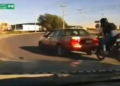 VIDEO | Persecución policial termina con choque entre motociclistas
