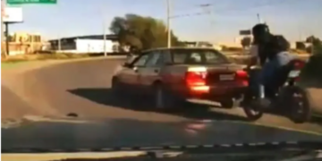 VIDEO | Persecución policial termina con choque entre motociclistas