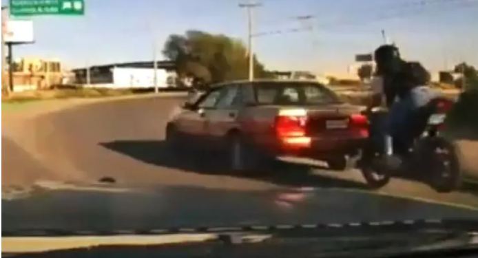 VIDEO | Persecución policial termina con choque entre motociclistas