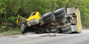 Vuelca camión materialista en carretera libre Valles-Tampico