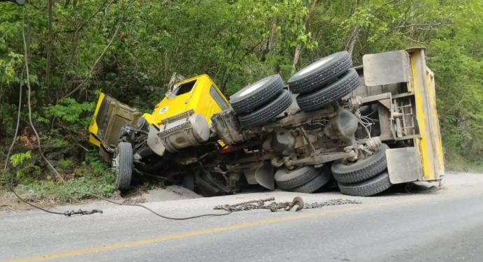 Vuelca camión materialista en carretera libre Valles-Tampico