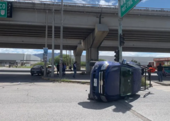 Conductora ocasiona volcadura en la lateral de la carretera 57