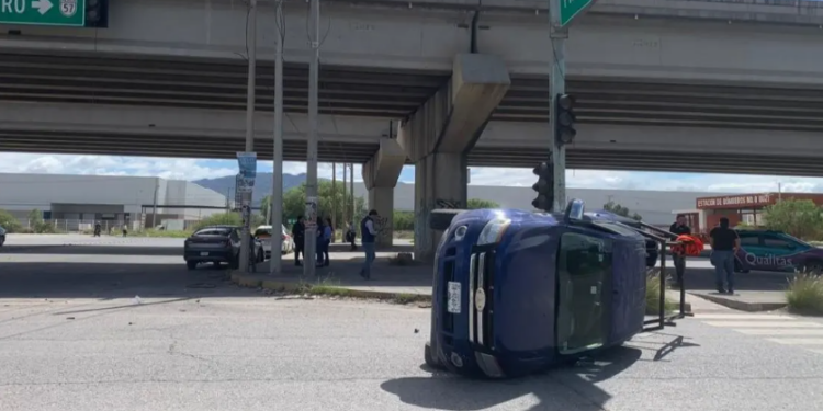 Conductora ocasiona volcadura en la lateral de la carretera 57