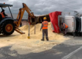 Camión cargado con maíz molido sufre volcadura