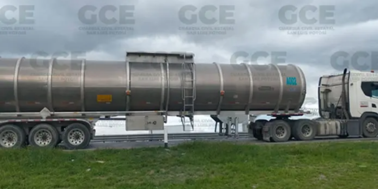 Transportista de pipa es sorprendido con 45 mil litros de combustible ilegal