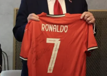 VIDEO | Camiseta firmada por CR7 es entregada a Trump como símbolo de paz