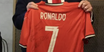 VIDEO | Camiseta firmada por CR7 es entregada a Trump como símbolo de paz