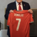 VIDEO | Camiseta firmada por CR7 es entregada a Trump como símbolo de paz