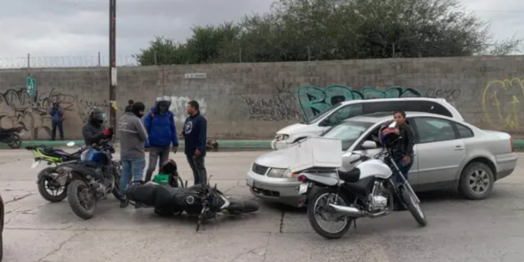 Repartidor resulta golpeado tras embestida en Las Mercedes