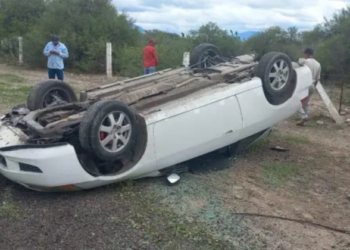 Conductor sufre volcadura en Supercarretera de cuota a Rioverde