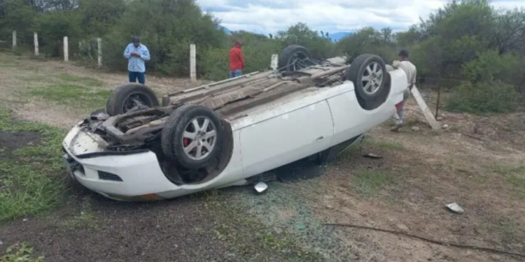 Conductor sufre volcadura en Supercarretera de cuota a Rioverde