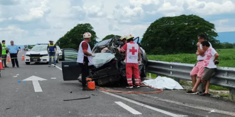 VIDEO | Familia se ve involucrada en accidente fatal en libramiento Tamuín-Valles con saldo de dos muertos