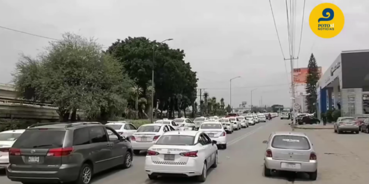 Taxistas paralizan la 57 con manifestación “pacífica”