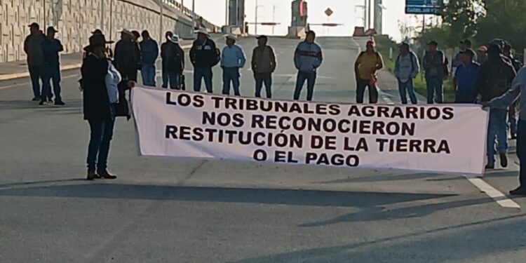Protesta de ejidatarios de Villa de Arriaga provoca cierre en la autopista 80D