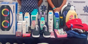 Policía detiene a pareja señalada por robo de aproximadamente seis mil pesos en tienda