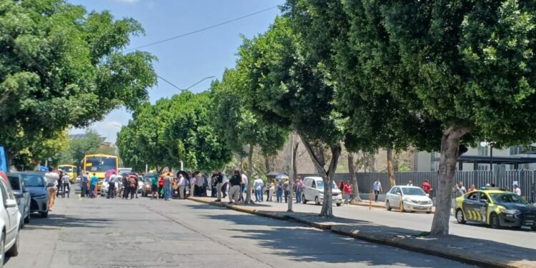 VIDEO | Ex trabajadores de seguridad colapsan Eje Vial en protesta por salarios