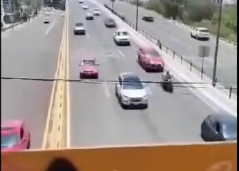 VIDEO | Automovilista detiene su coche sin explicación en Salvador Nava causando accidente
