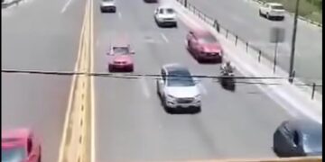 VIDEO | Automovilista detiene su coche sin explicación en Salvador Nava causando accidente