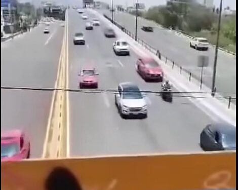 VIDEO | Automovilista detiene su coche sin explicación en Salvador Nava causando accidente