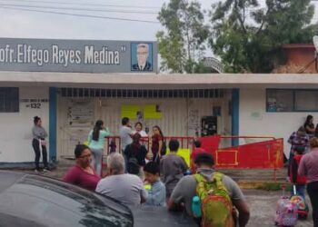 VIDEO | Padres de familia bloquean acceso a la escuela Elfego Reyes Medina por inconformidades