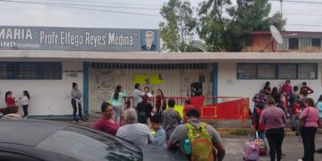 VIDEO | Padres de familia bloquean acceso a la escuela Elfego Reyes Medina por inconformidades