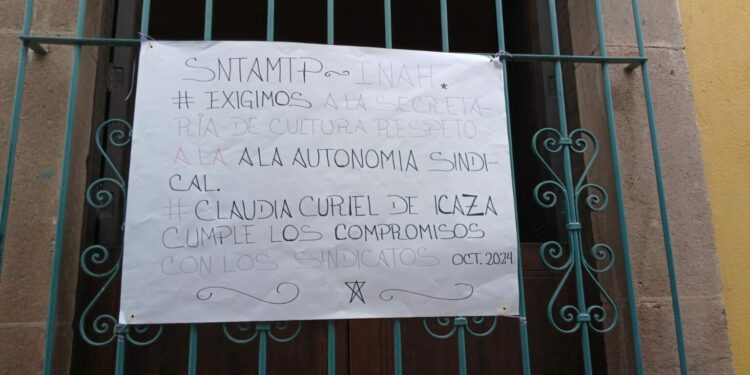 VIDEO | Personal del INAH se manifiesta en defensa de sus condiciones generales de trabajo