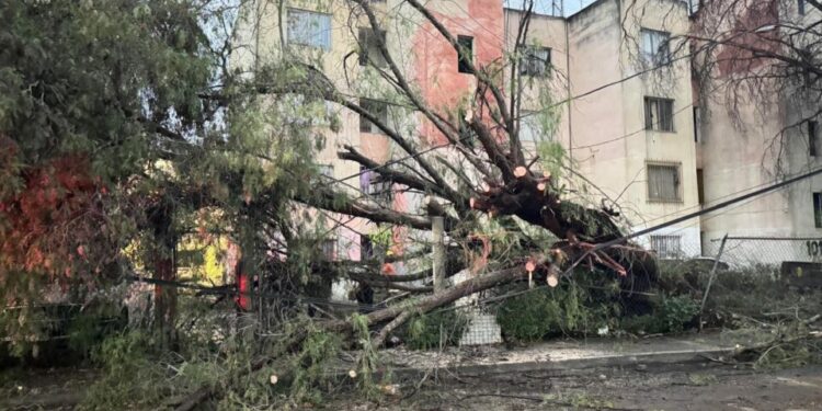 Tras fuertes lluvias, el Alcalde recorre colonias en la zona norte de la ciudad