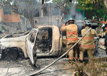 Camioneta de la CFE se incendia por falla mecánica; fue pérdida total