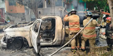 Camioneta de la CFE se incendia por falla mecánica; fue pérdida total