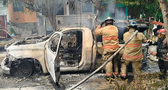 Camioneta de la CFE se incendia por falla mecánica; fue pérdida total