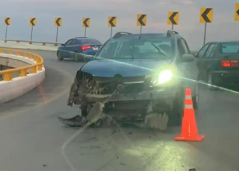 Accidente en el distribuidor Juárez deja solo daños materiales