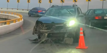 Accidente en el distribuidor Juárez deja solo daños materiales