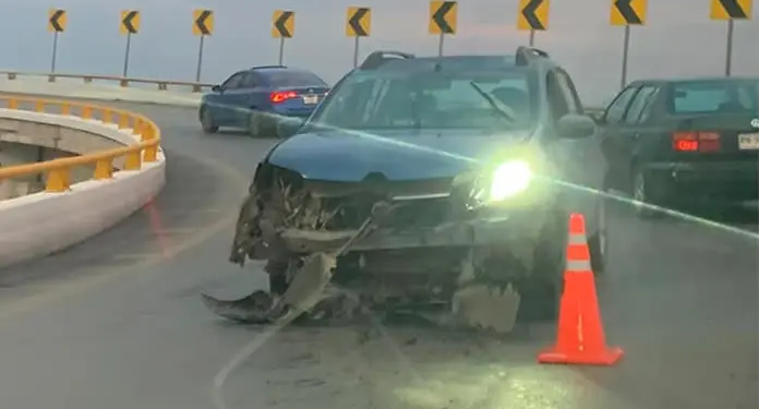 Accidente en el distribuidor Juárez deja solo daños materiales