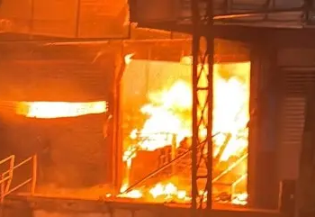Incendio en bodega del mercado de abastos moviliza a cuerpos de emergencia