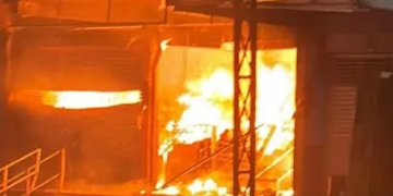Incendio en bodega del mercado de abastos moviliza a cuerpos de emergencia