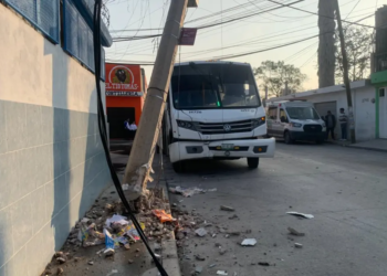 Choque de camión de personal contra poste deja tres lesionados en la colonia Benito Juárez