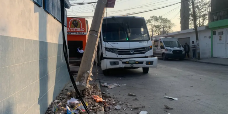 Choque de camión de personal contra poste deja tres lesionados en la colonia Benito Juárez