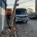 Choque de camión de personal contra poste deja tres lesionados en la colonia Benito Juárez