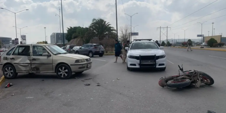 Grave accidente entre motociclista y automóvil frente a la Fenapo