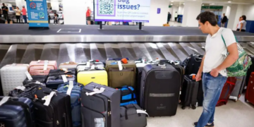 Cómo el cobro de tu equipaje se convirtió en un multimillonario negocio para las aerolíneas