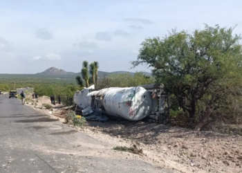 Volcadura de tráiler con cisterna en Tanquecito de Mendoza moviliza a Protección Civil