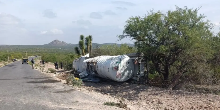 Volcadura de tráiler con cisterna en Tanquecito de Mendoza moviliza a Protección Civil