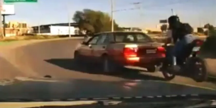 Persecución termina en accidente y conato de bronca en Periférico Oriente