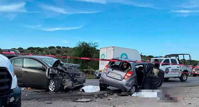 Dos muertos y cuatro lesionados deja choque en carretera a Rioverde