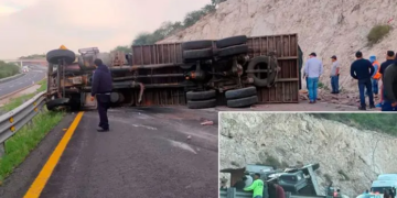 Tráiler sufre volcadura en la carretera a México y paraliza el tráfico por horas