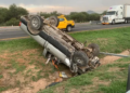 Camioneta vuelca en la carretera a México; no hubo lesionados